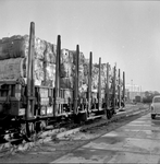 846684 Afbeelding van een rongenwagen met balen papier op de kade langs de Zaan bij papierhandel A. van Vemde te Wormerveer.